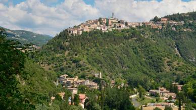 Tra le pietre parlanti della Valnerina c’è il borgo dei Ciarlatani: Cerreto di Spoleto