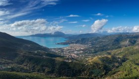 Sapri è la piccola gemma del mare del Sud, tra falesie selvagge e memorie risorgimentali