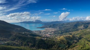 Sapri è la piccola gemma del mare del Sud, tra falesie selvagge e memorie risorgimentali
