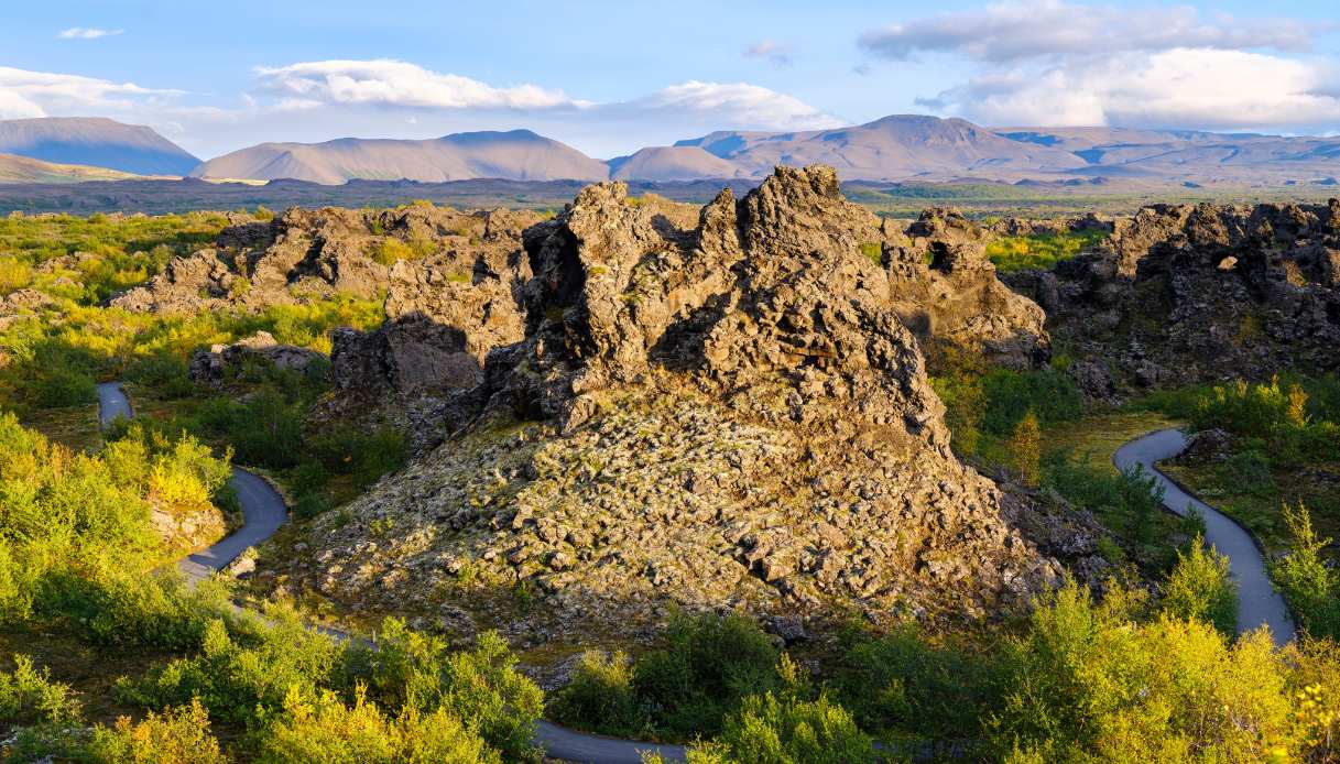 Il paesaggio che sembra uscito da una leggenda: Dimmuborgir, il labirinto di lava d’Islanda