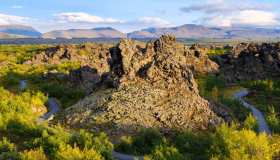 Il paesaggio che sembra uscito da una leggenda: Dimmuborgir, il labirinto di lava d’Islanda