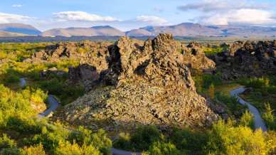 Il paesaggio che sembra uscito da una leggenda: Dimmuborgir, il labirinto di lava d’Islanda