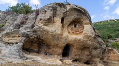 Il silenzio scolpito nella roccia: Eremo di San Acisclo e Santa Vittoria, la cattedrale rupestre della Cantabria