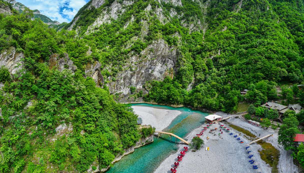 Un vero e proprio paradiso nascosto tra le montagne: il fiume Shala, la Thailandia d’Albania