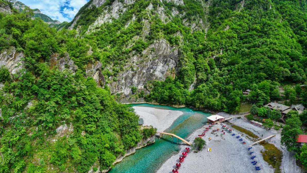 Un vero e proprio paradiso nascosto tra le montagne: il fiume Shala, la Thailandia d’Albania