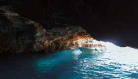 La leggendaria Grotta Azzurra di Capri: luce, mito e mare nel Mediterraneo