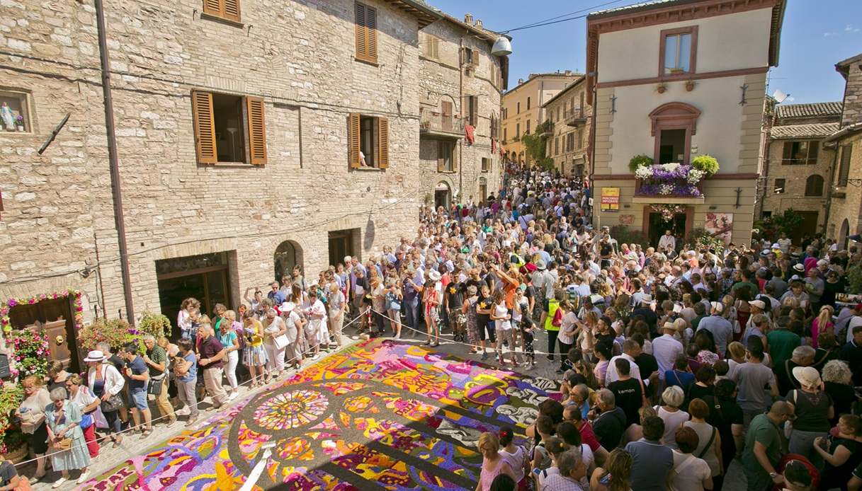 A Spello tornano le artistiche Infiorate del Corpus Domini: milioni di petali variopinti ed eventi unici