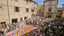 A Spello tornano le artistiche Infiorate del Corpus Domini: milioni di petali variopinti ed eventi unici