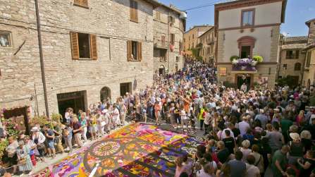 A Spello tornano le artistiche Infiorate del Corpus Domini: milioni di petali variopinti ed eventi unici