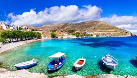 È l’isola che racconta il Dodecaneso più autentico: viaggio a Kalymnos, perla dell’Egeo