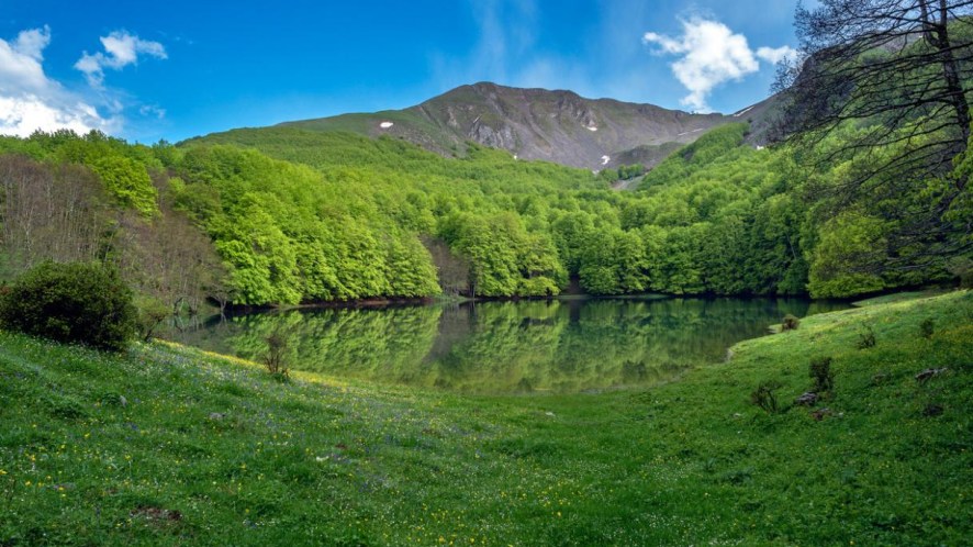 Laudemio, il lago glaciale più meridionale d’Europa tra faggete antiche e vette del Sirino