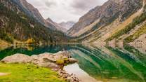 La distesa d’acqua color smeraldo che riflette i ghiacciai: il Lago di Gaube, tesoro dei Pirenei
