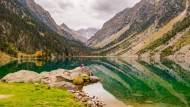 La distesa d’acqua color smeraldo che riflette i ghiacciai: il Lago di Gaube, tesoro dei Pirenei