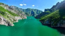 Lago di Koman, il fiordo d’Albania che attraversa montagne selvagge e canyon d’acqua smeraldo