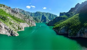 Lago di Koman, il fiordo d’Albania che attraversa montagne selvagge e canyon d’acqua smeraldo