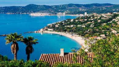 Le Lavandou, il villaggio dei delfini tra mare trasparente e l’anima autentica della Costa Azzurra