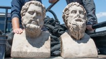 Scoperta “irripetibile” vicino a Cesarea, dove riemergono due misteriose statue romane