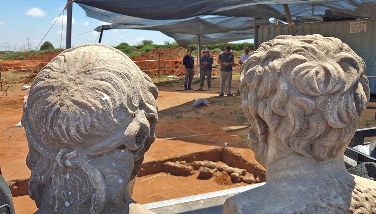 Le statue rinvenute viste da dietro vicino a Cesarea