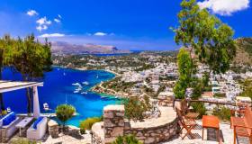 È l’isola greca che sfugge alle mode: Leros, tra verde intenso e baie scolpite dal vento