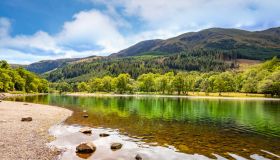 Il grande lago tra montagne che raccontano secoli di storia: Loch Lomond, il re delle Highlands scozzesi