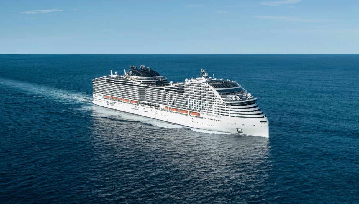 La nave da crociera MSC WORLD EUROPA in mare
