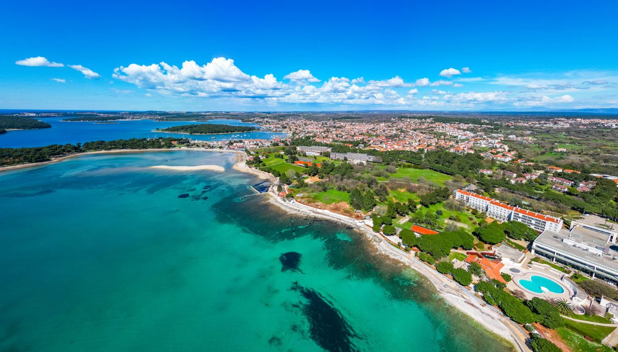 Oltre l’ultimo lembo d’Istria: viaggio a Medolino, tra baie turchesi, isole selvagge e un’anima marinara