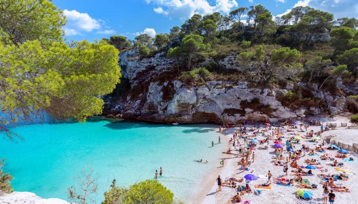 Vista della bellissima piccola spiaggia cala Macarelleta a Minorca