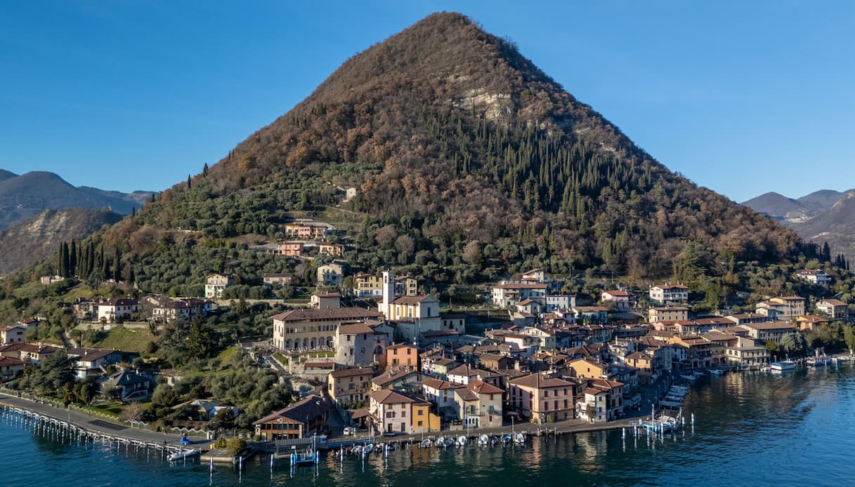 https://siviaggia.it/wp-content/uploads/sites/2/2026/06/Monte-Isola-Lago-di-Iseo-1.jpg