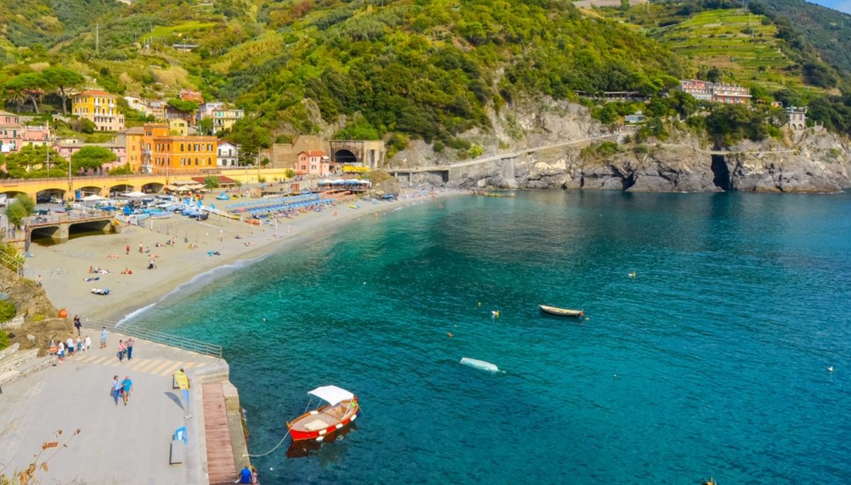 La vasta spiaggia sabbiosa del villaggio costiero di Monterosso al Mare