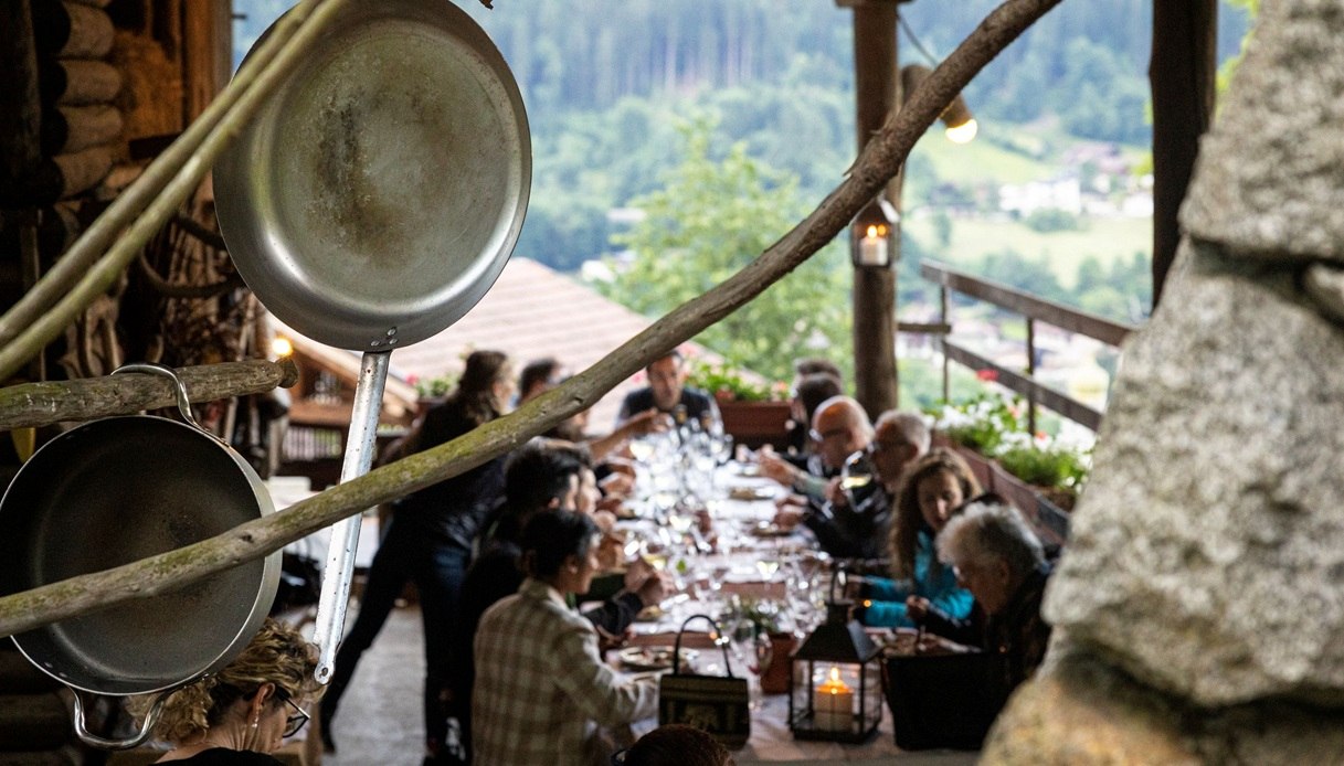 Cena in fienile a Pinzolo nel Mountain Beat Festival