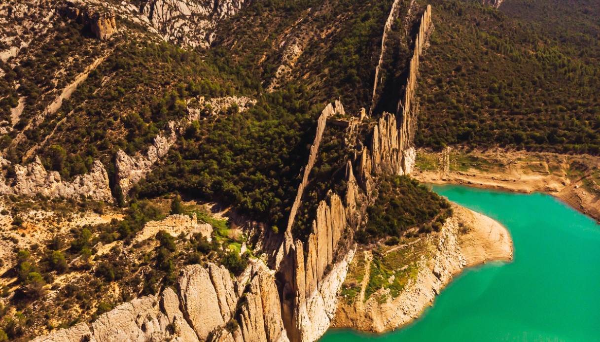 https://siviaggia.it/wp-content/uploads/sites/2/2026/06/Muraglia-di-Finestres.jpg
