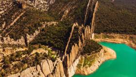 La Grande Muraglia spagnola nascosta tra le acque turchesi di un canyon dimenticato: Finestres