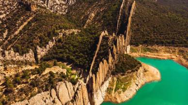 La Grande Muraglia spagnola nascosta tra le acque turchesi di un canyon dimenticato: Finestres