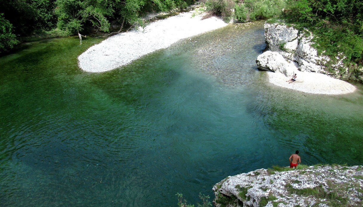 fiume piscine naturali wild swimming italia estate