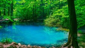 Il lago incredibilmente turchese che custodisce una leggenda d’amore: Ochiul Beiului, incanto della Romania