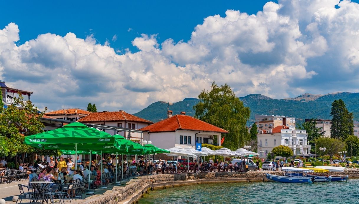 Lago di Ocrida e città di Ocrida nella Macedonia del Nord