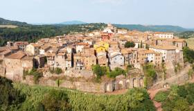 Orte è il borgo di tufo che domina il Tevere: custodisce un sorprendente mondo scavato nella roccia