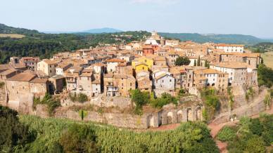 Orte è il borgo di tufo che domina il Tevere: custodisce un sorprendente mondo scavato nella roccia