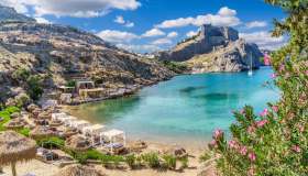 Mar Egeo tra Grecia e Turchia: le isole più affascinanti tra villaggi bianchi, vulcani antichi e baie paradisiache