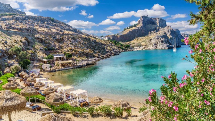 Mar Egeo tra Grecia e Turchia: le isole più affascinanti tra villaggi bianchi, vulcani antichi e baie paradisiache