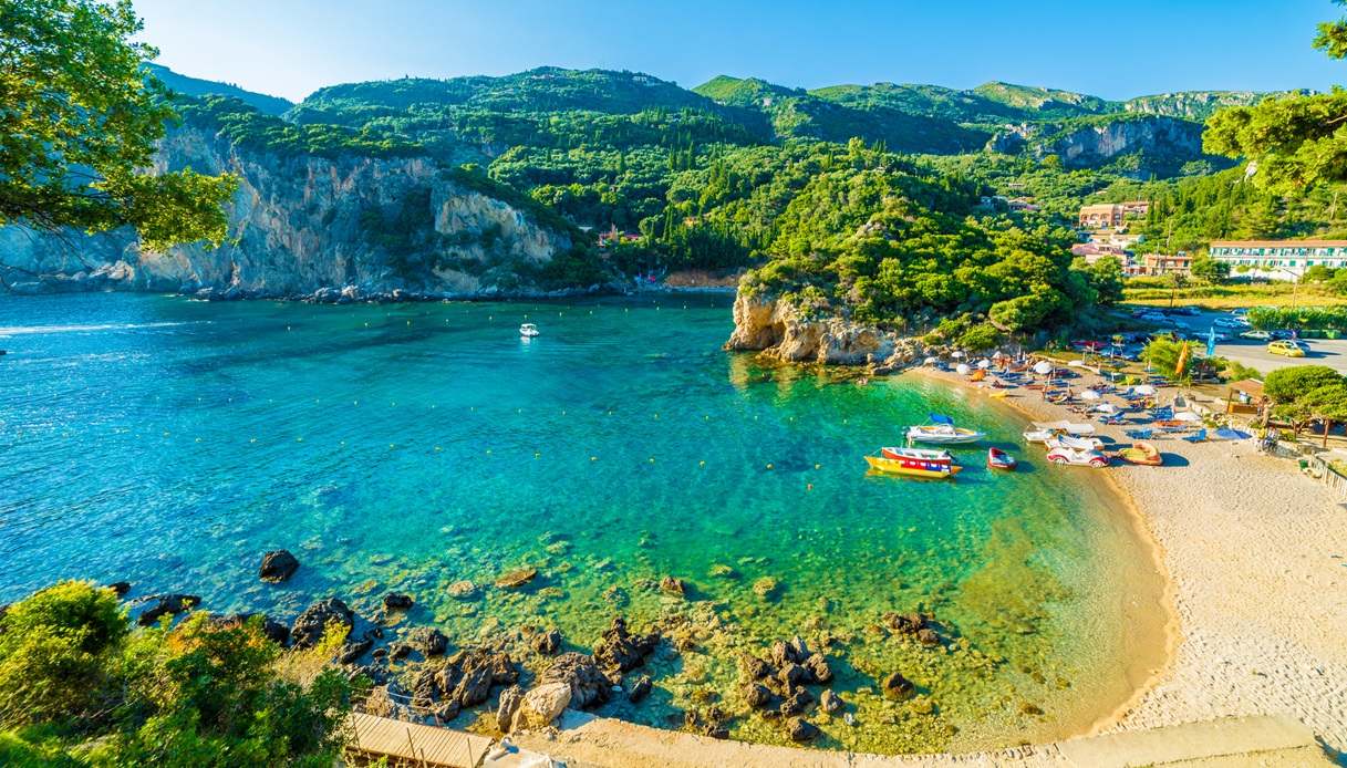 Spiaggia di Paleokastritsa a Corf&ugrave;
