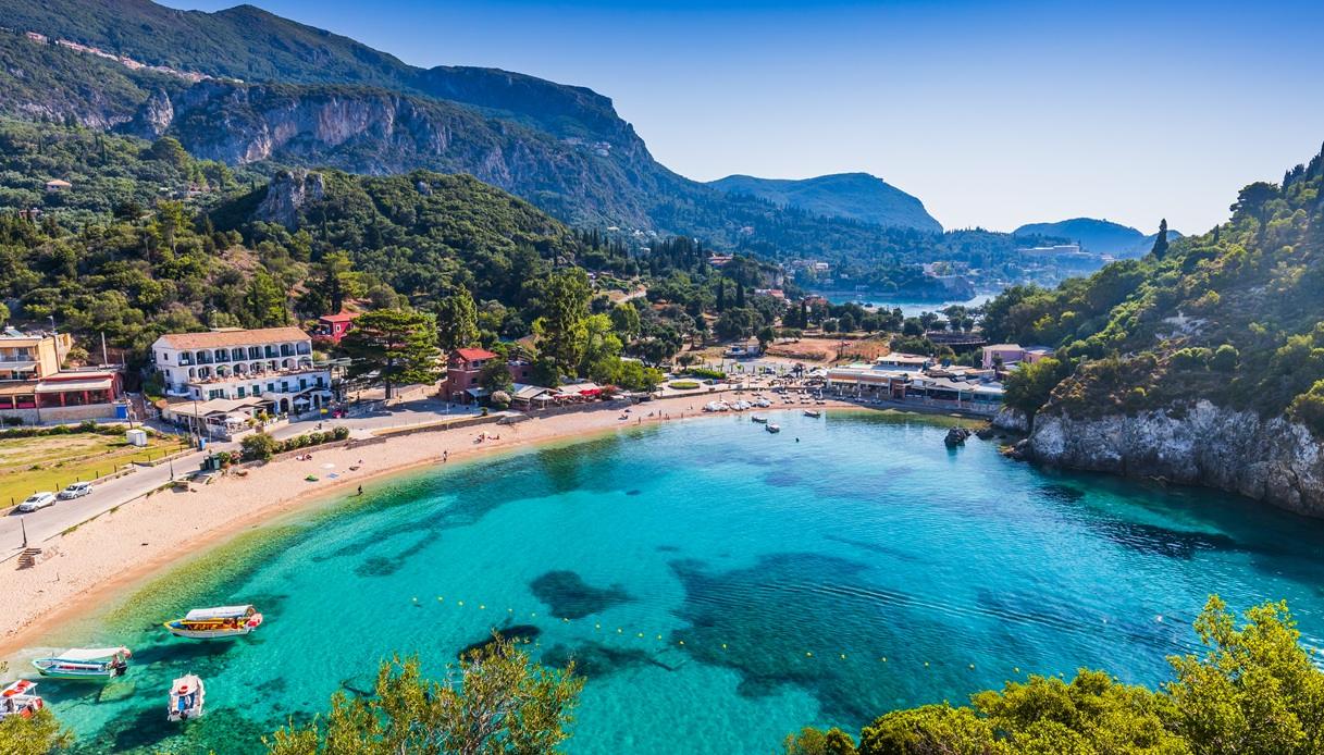 Paleokastritsa Beach è la spiaggia più amata di Corfù: una baia a forma di trifoglio dall’acqua turchese