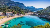 Paleokastritsa Beach è la spiaggia più amata di Corfù: una baia a forma di trifoglio dall’acqua turchese