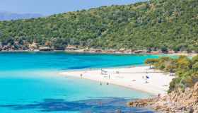 Vacanze estive 2026 in Italia: prezzi in calo tra città e mare, ma la montagna è sempre più cara