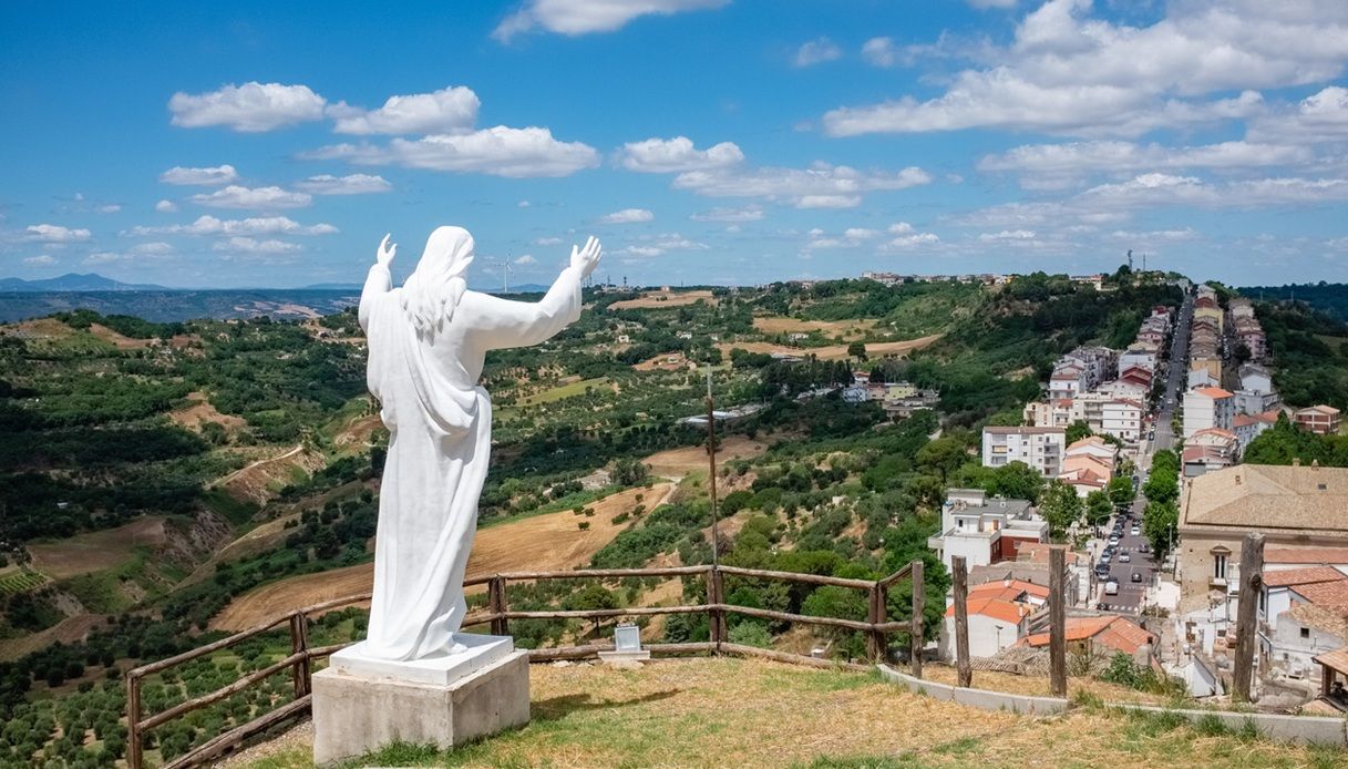 Statua di Cristo Redentore affacciata sul borgo di Pomarico