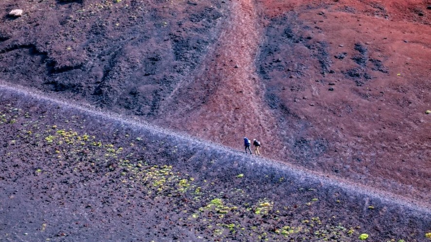 Il Parco dell’Etna in estate, trekking suggestivo sul vulcano attivo più alto d’Europa
