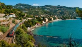 Boom di treni estivi in Italia: i collegamenti imperdibili verso il mare