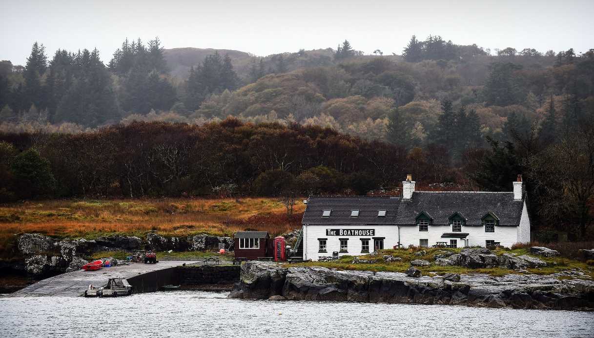 La remota isola di Ulva ha 16 abitanti e troppi turisti: la scelta drastica