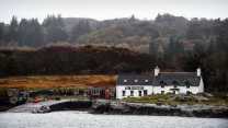 La remota isola di Ulva ha 16 abitanti e troppi turisti: la scelta drastica