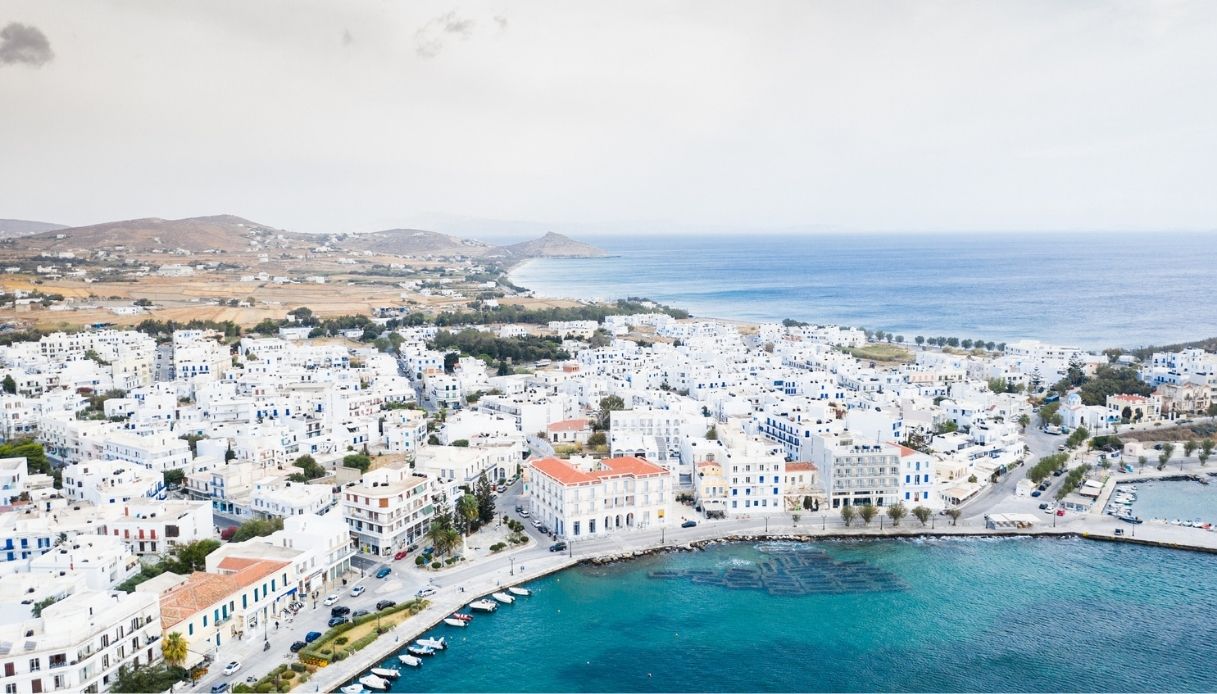 Veduta aerea del porto dell'isola di Tinos in Grecia